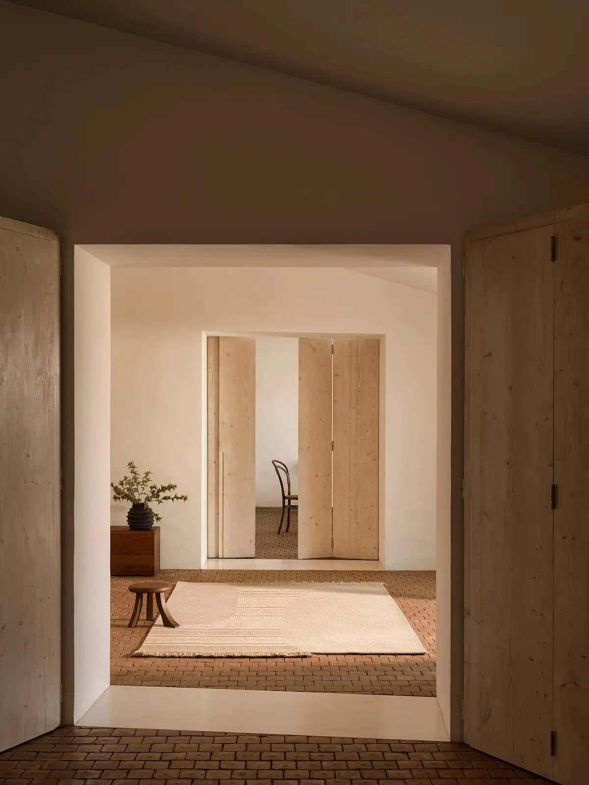 Dans l’Alentejo, la matière parle : Ferreira de Sá tisse un paysage en treize tapis poétiques