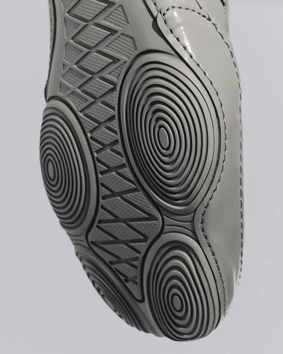 Avec HYPER TAPING, ISSEY MIYAKE et ASICS inventent une nouvelle grammaire de la sneaker