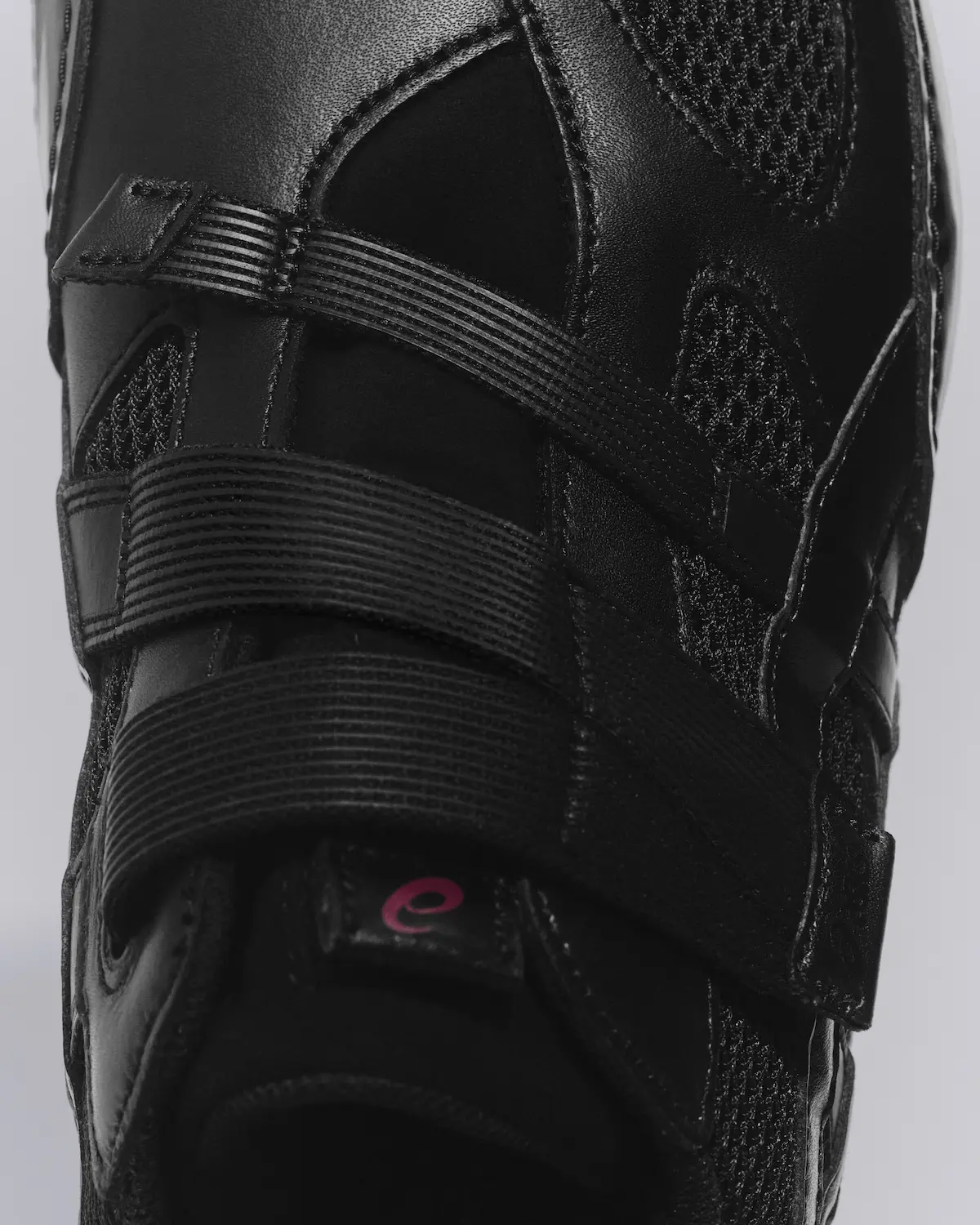 Avec HYPER TAPING, ISSEY MIYAKE et ASICS inventent une nouvelle grammaire de la sneaker