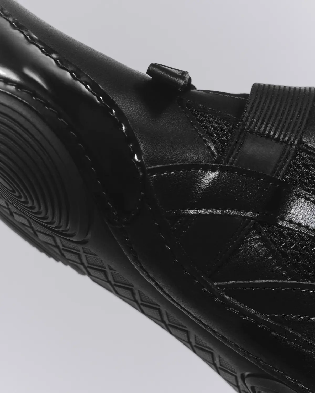 Avec HYPER TAPING, ISSEY MIYAKE et ASICS inventent une nouvelle grammaire de la sneaker