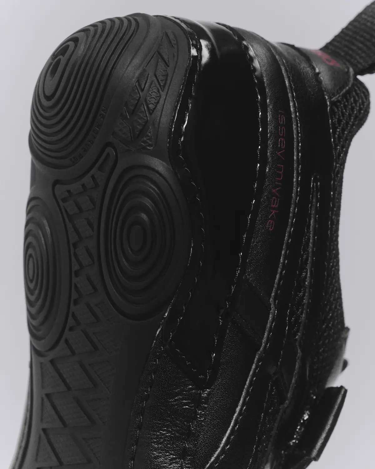 Avec HYPER TAPING, ISSEY MIYAKE et ASICS inventent une nouvelle grammaire de la sneaker