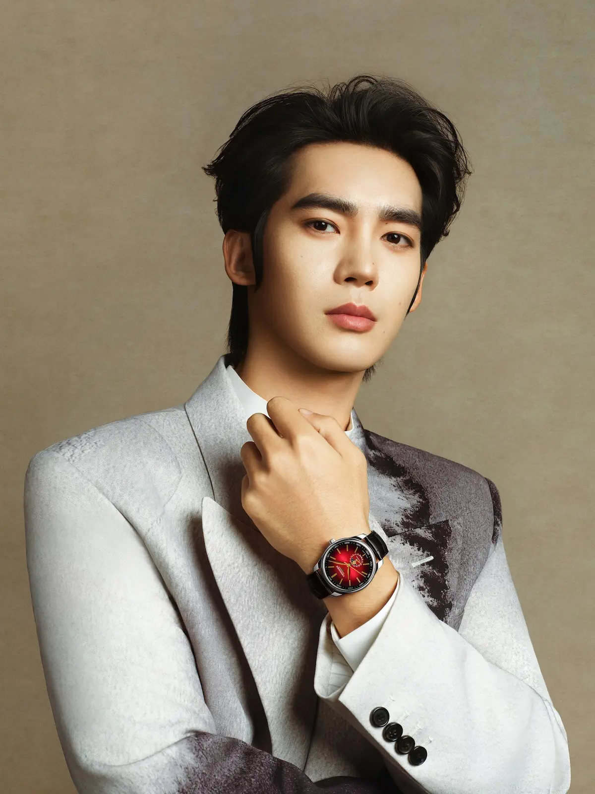 Longines x Yosh Yu 0 Longines nomme Yosh Yu ambassadeur et célèbre l’Année du Cheval avec une Master Collection lunaire