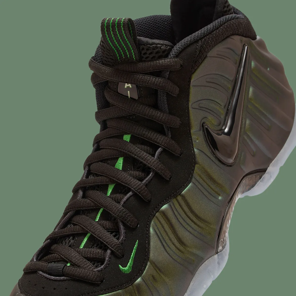 Irisée, iconique, insaisissable : la Nike Air Foamposite Pro « Pine Green » signe son grand retour