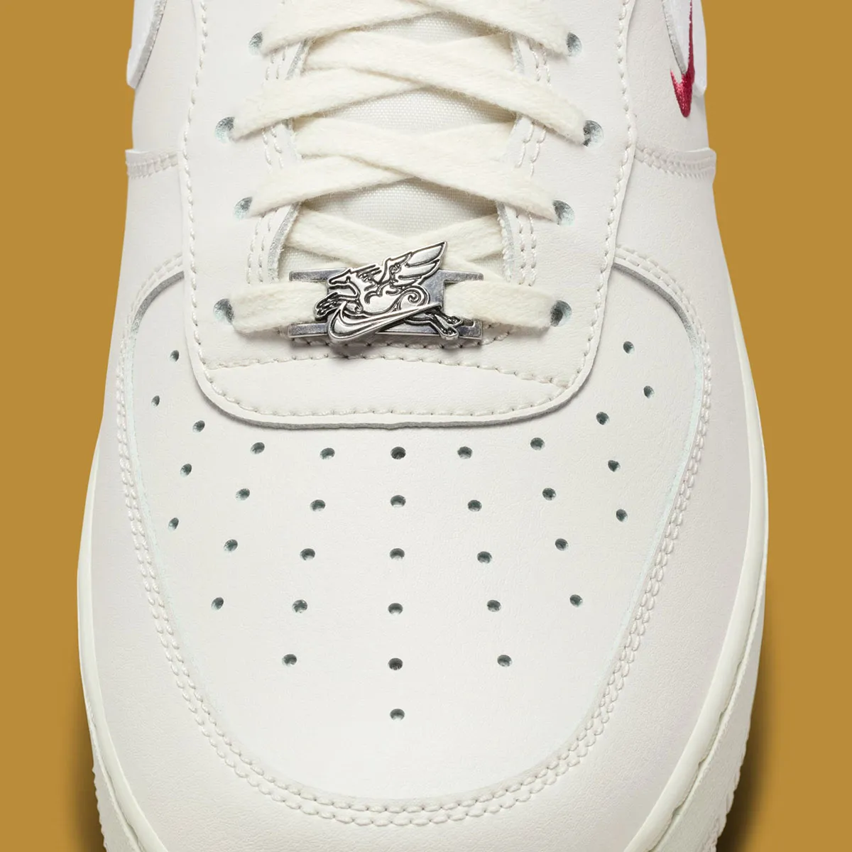 Nike Air Force 1 Low Year of the Horse 9 Nike Air Force 1 Low « Year of the Horse » 2026 : la paire qui boucle 24 ans de zodiac chinois