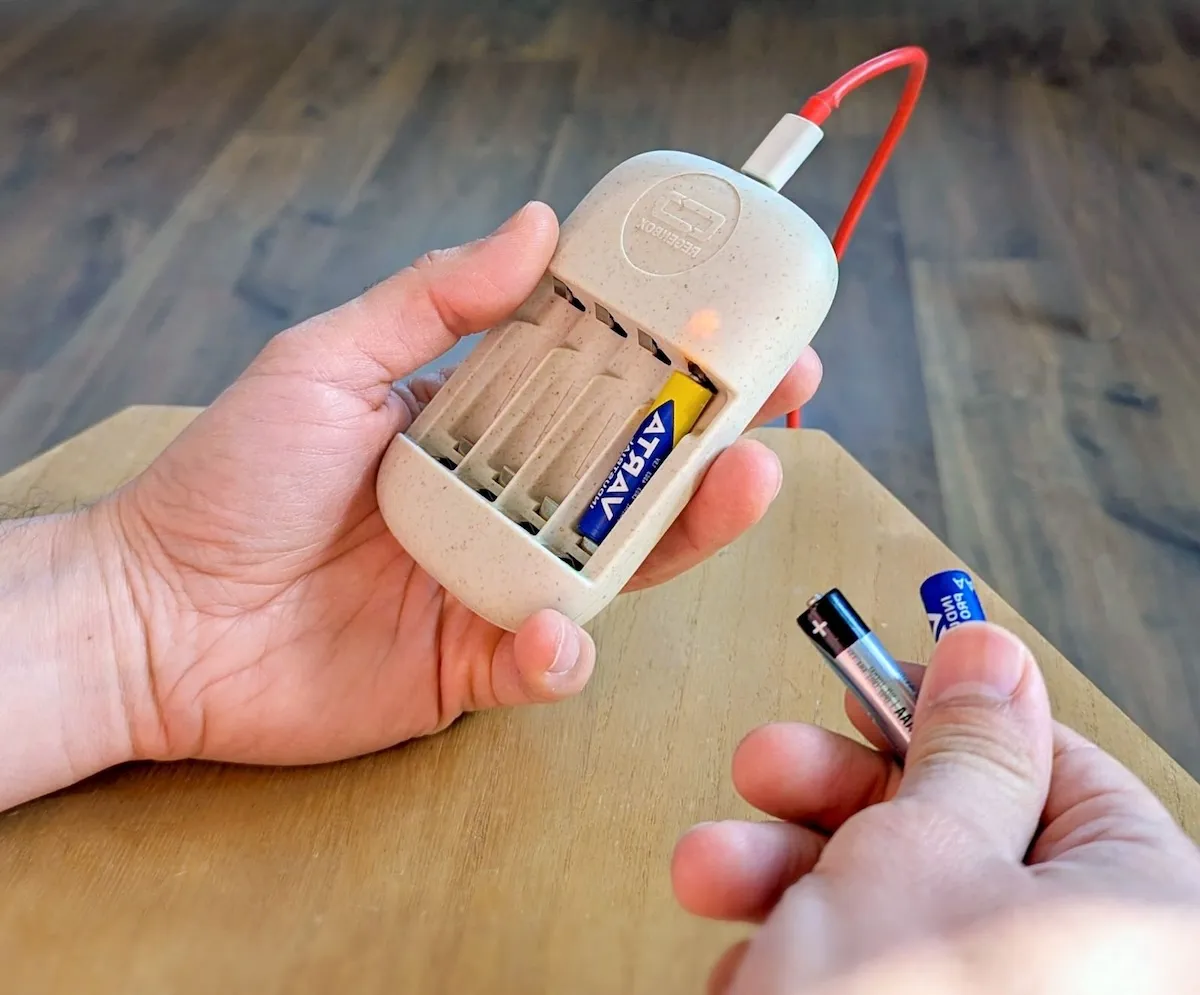 RegenBox 2 Greenfib : l’appareil français qui redonne une seconde vie aux piles alcalines jetables