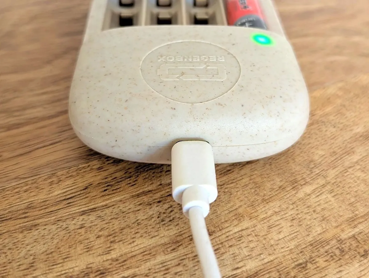 RegenBox 2 Greenfib : l’appareil français qui redonne une seconde vie aux piles alcalines jetables