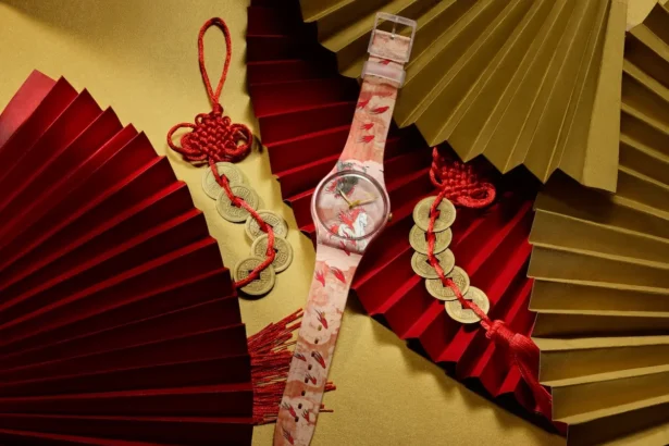 RIDING THE CLOUDS : Swatch capture la puissance du Cheval de Feu dans une création flamboyante