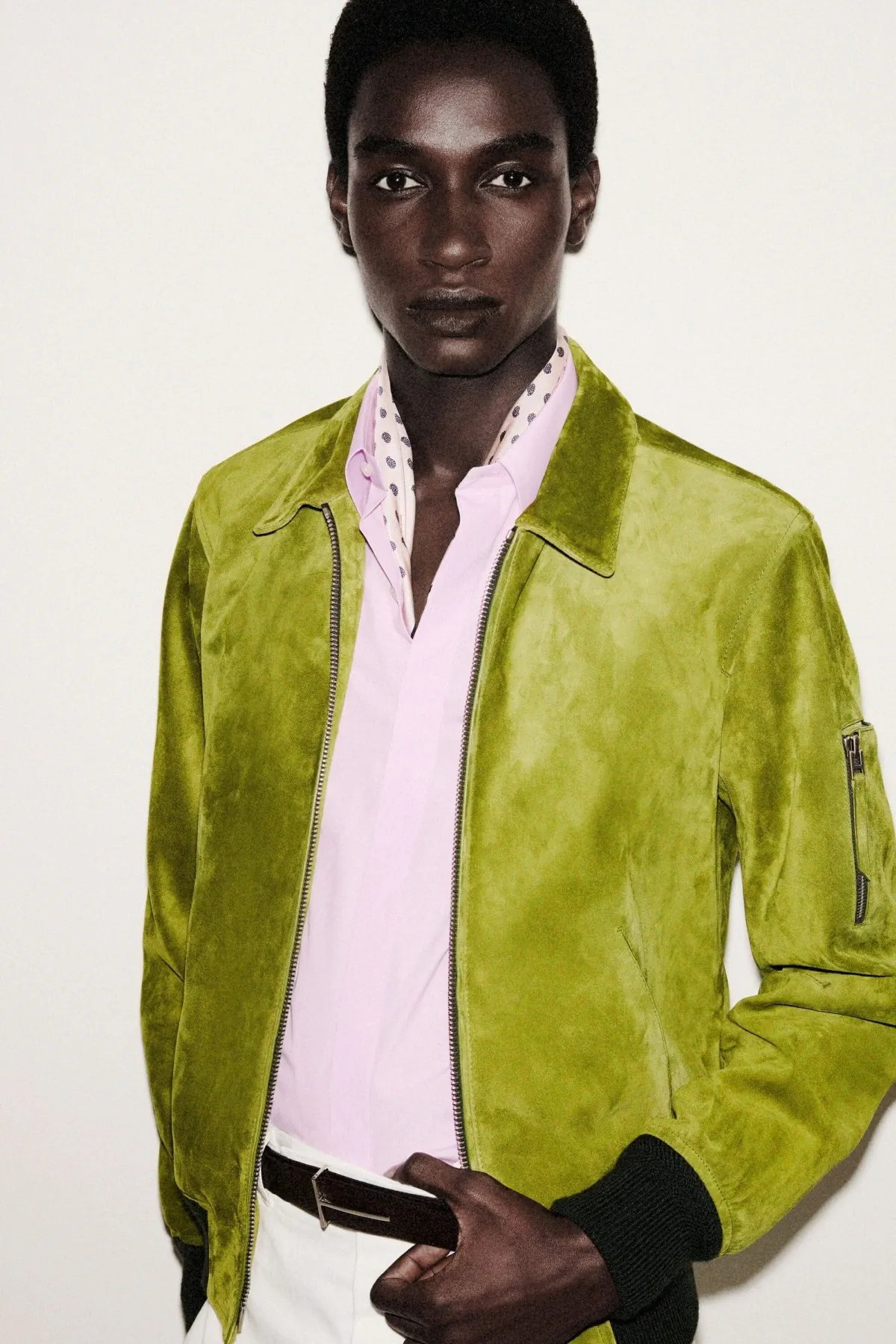 Haider Ackermann réinvente le désir masculin chez Tom Ford avec la collection Croisière 2026