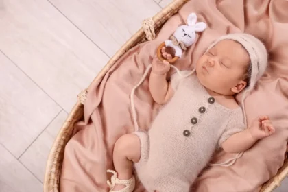 La mini-garde-robe bébé qui change tout : simplicité, douceur et durabilité