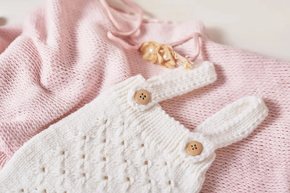 mini garde robe simple et durable pour bebe 1 La mini-garde-robe bébé qui change tout : simplicité, douceur et durabilité