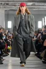 AMI Paris célèbre 15 ans de liberté parisienne avec sa collection homme automne 2026