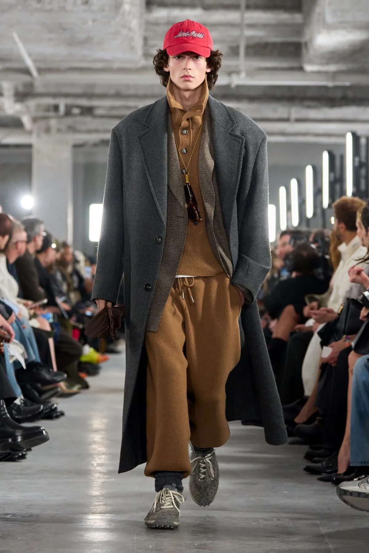 AMI Paris célèbre 15 ans de liberté parisienne avec sa collection homme automne 2026