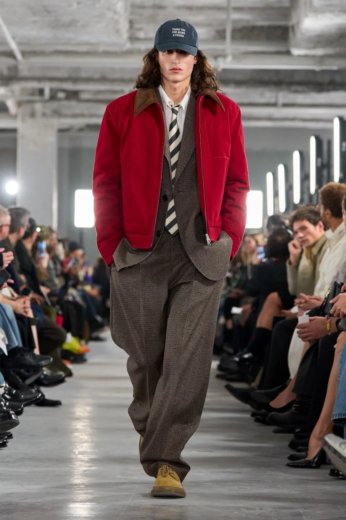 AMI Paris célèbre 15 ans de liberté parisienne avec sa collection homme automne 2026