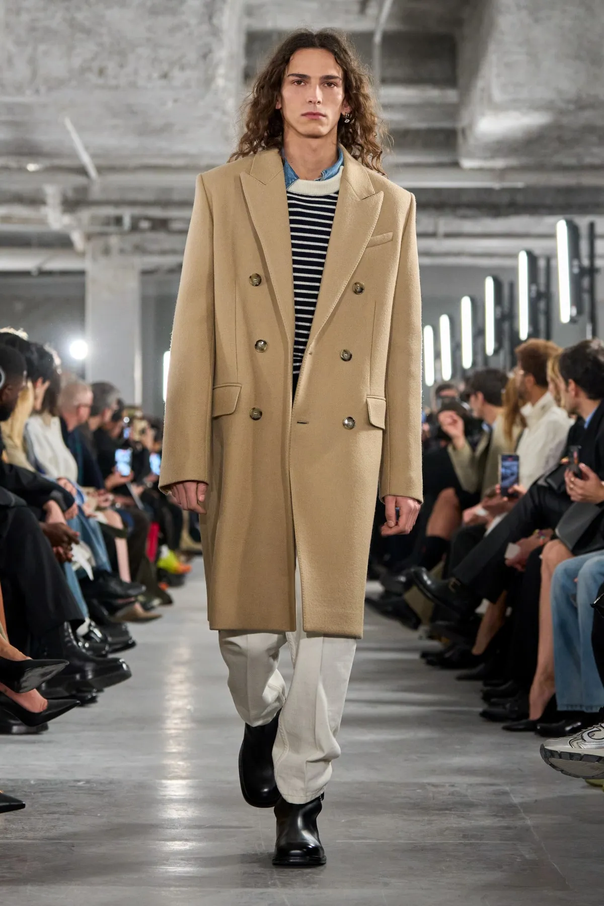 AMI Paris célèbre 15 ans de liberté parisienne avec sa collection homme automne 2026