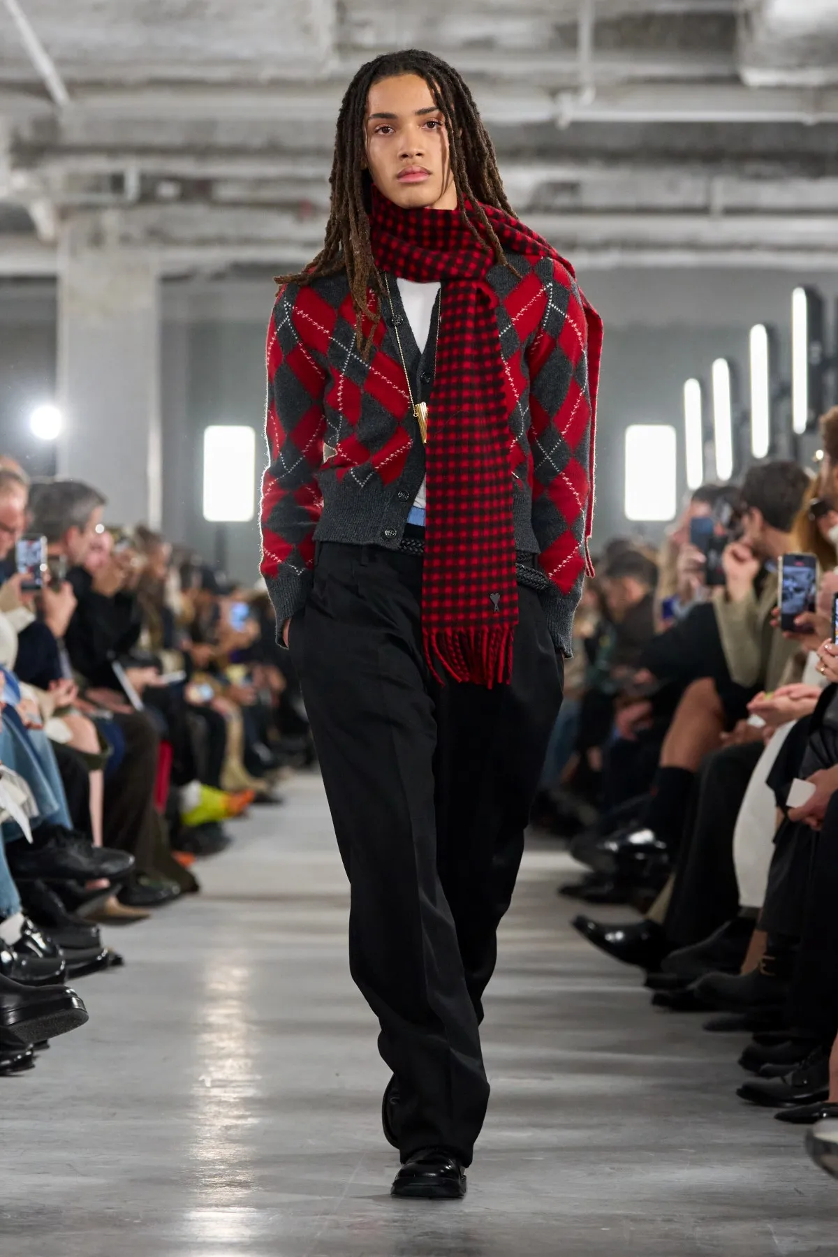 AMI Paris célèbre 15 ans de liberté parisienne avec sa collection homme automne 2026