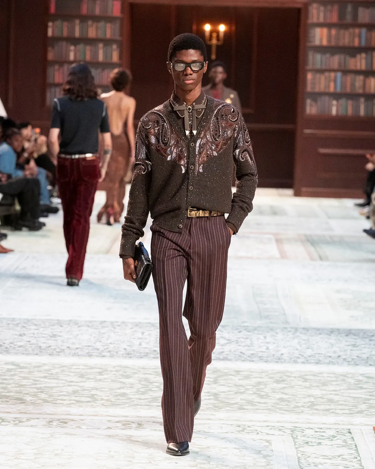 AMIRI automne 2026 : Mike Amiri réinvente l’esprit Laurel Canyon à Paris