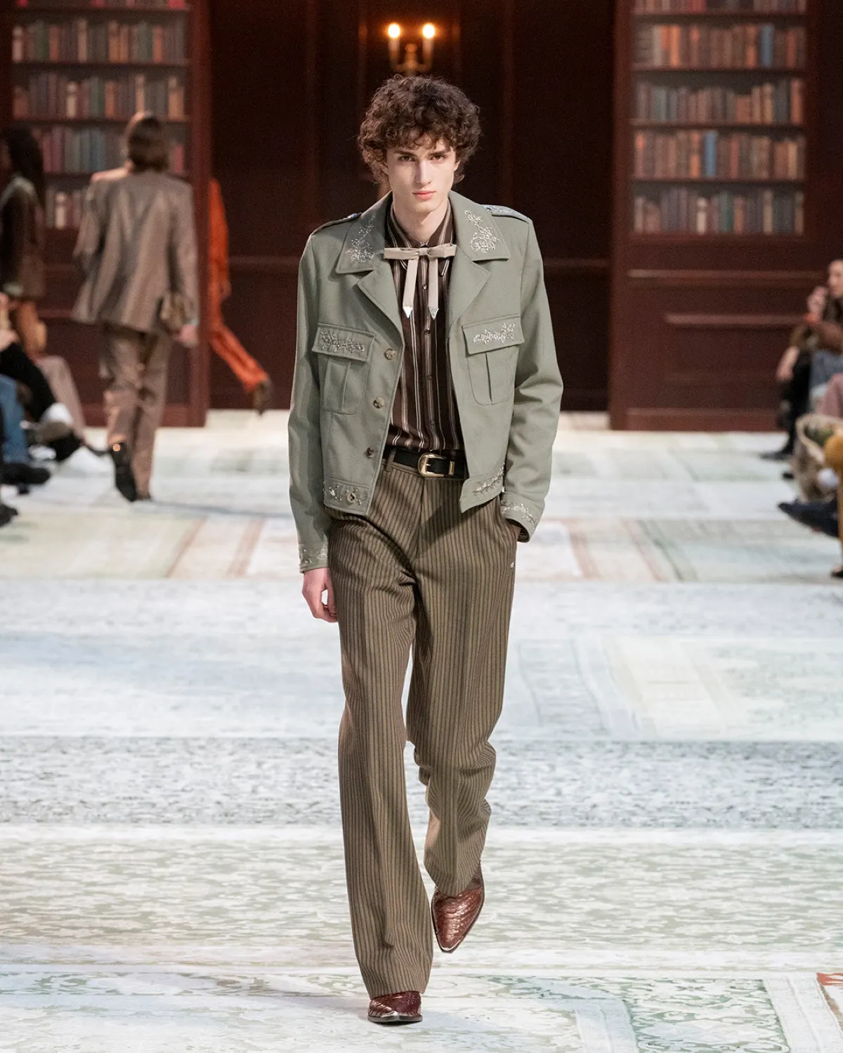 AMIRI automne 2026 : Mike Amiri réinvente l’esprit Laurel Canyon à Paris