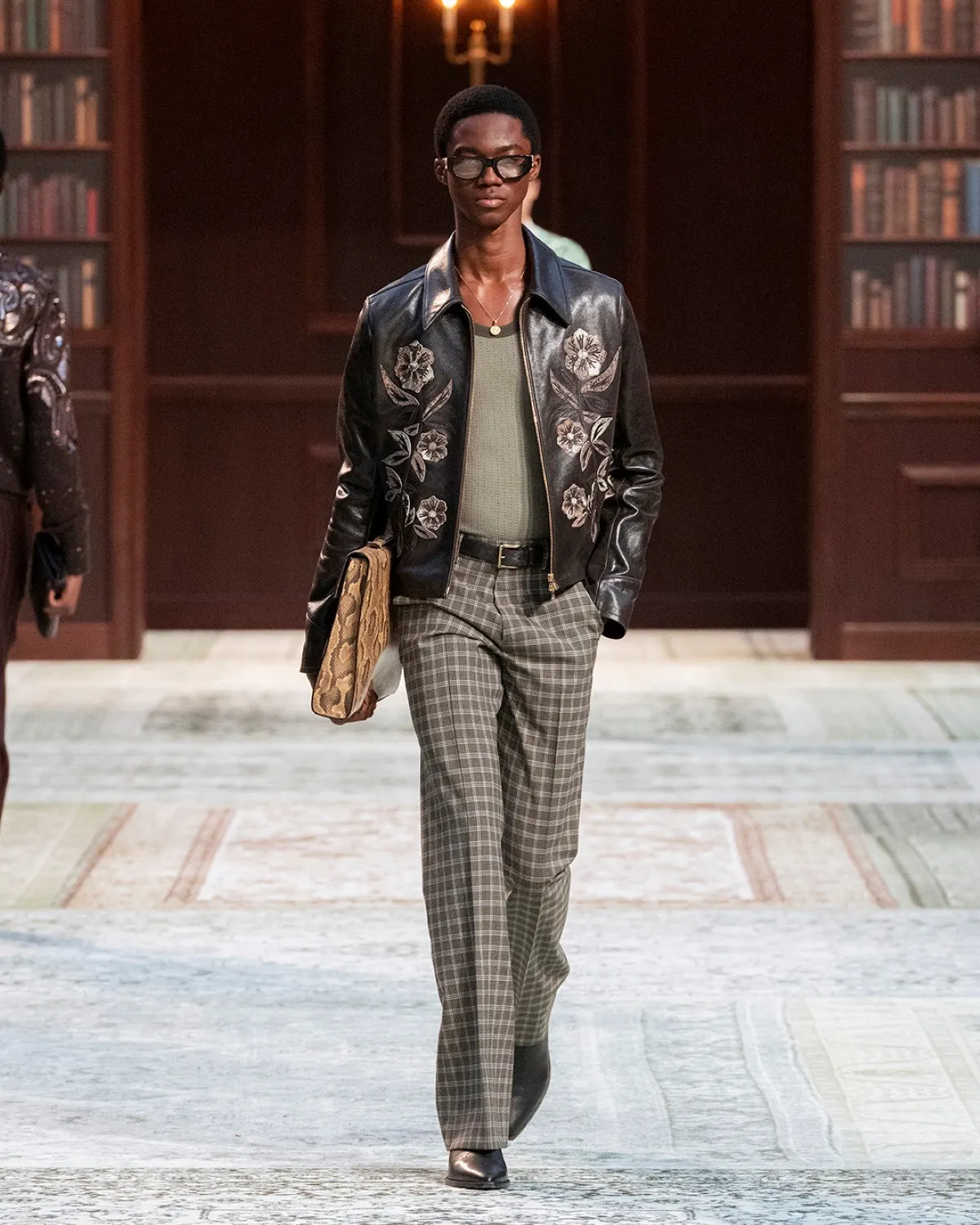 AMIRI automne 2026 : Mike Amiri réinvente l’esprit Laurel Canyon à Paris