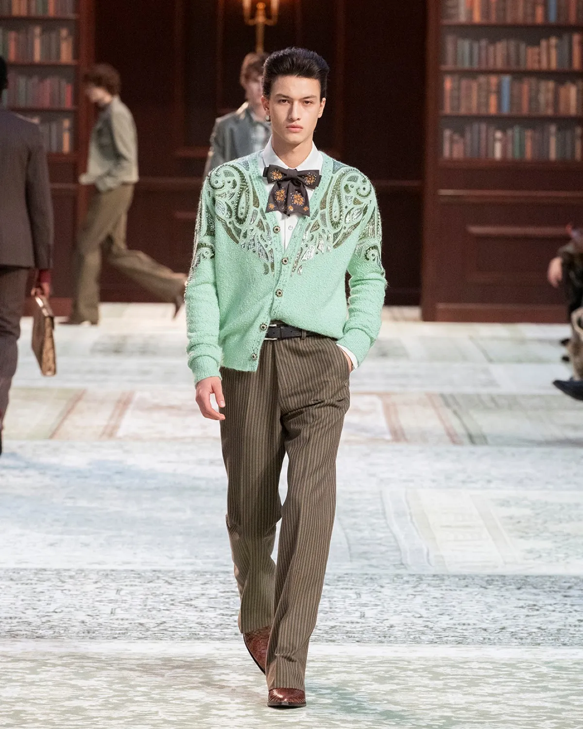 AMIRI automne 2026 : Mike Amiri réinvente l’esprit Laurel Canyon à Paris