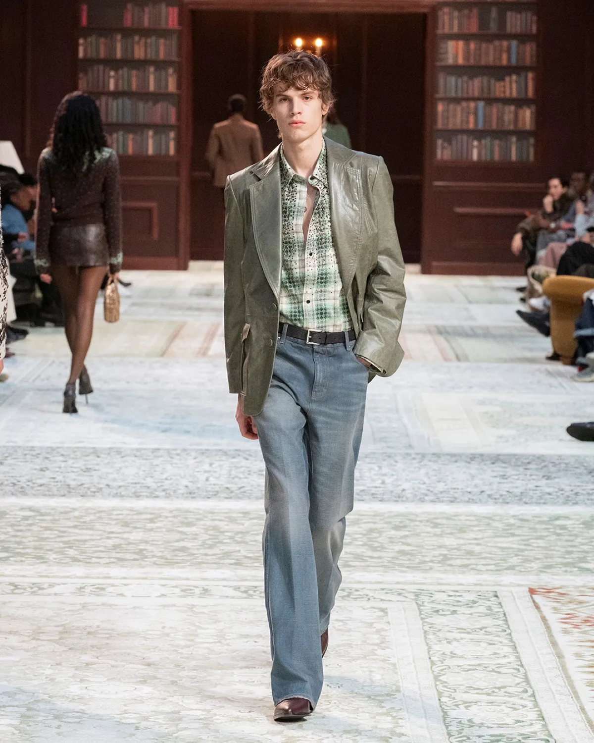 AMIRI automne 2026 : Mike Amiri réinvente l’esprit Laurel Canyon à Paris