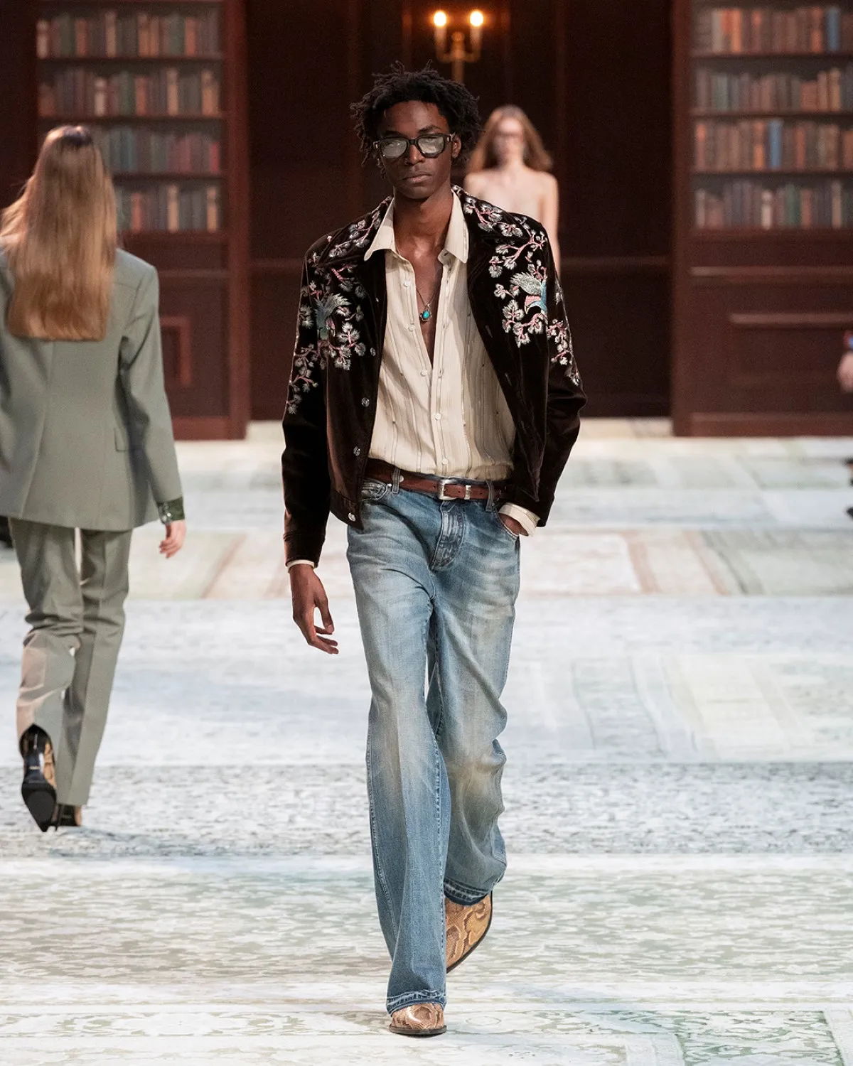 AMIRI automne 2026 : Mike Amiri réinvente l’esprit Laurel Canyon à Paris