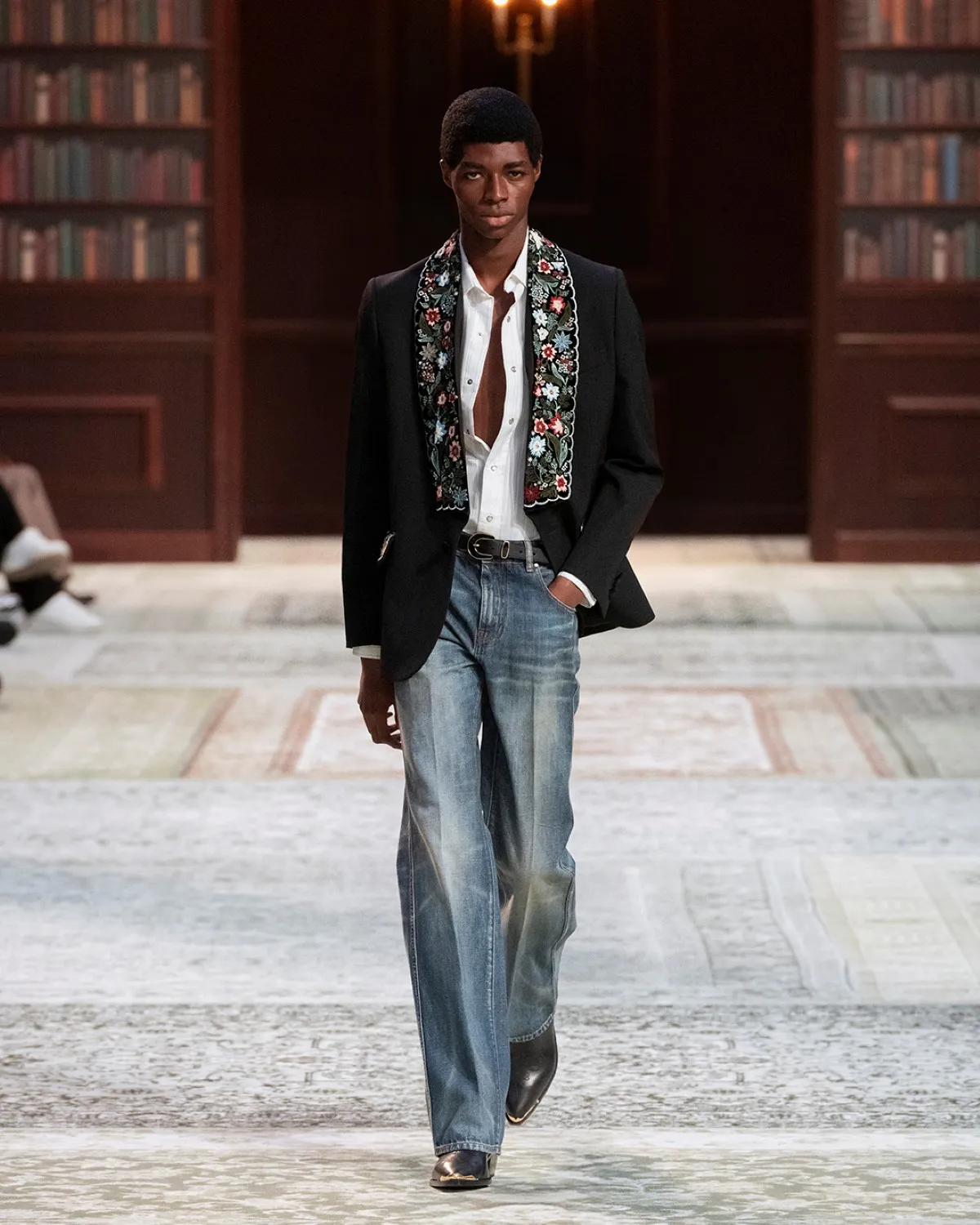 AMIRI automne 2026 : Mike Amiri réinvente l’esprit Laurel Canyon à Paris