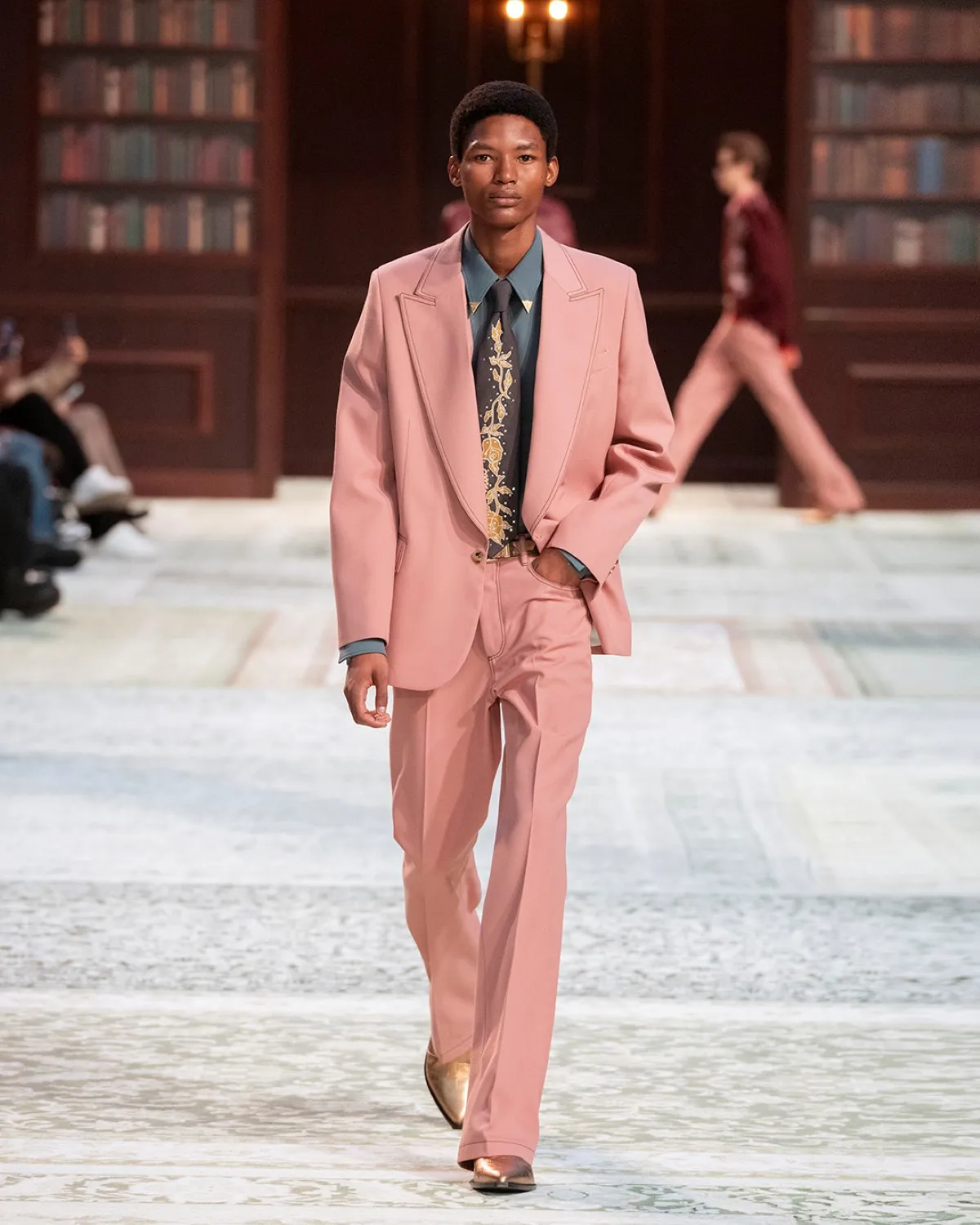 AMIRI automne 2026 : Mike Amiri réinvente l’esprit Laurel Canyon à Paris