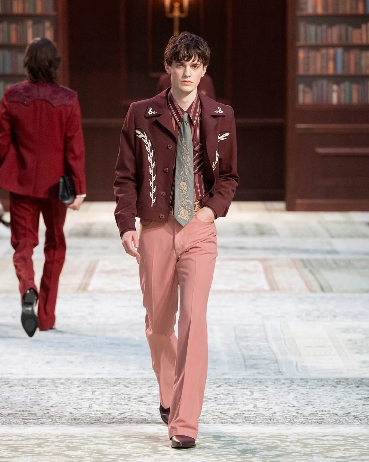 AMIRI automne 2026 : Mike Amiri réinvente l’esprit Laurel Canyon à Paris