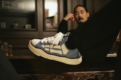 Une sneaker, deux visions : AMIRI x Maison MIHARA YASUHIRO, chapitre II