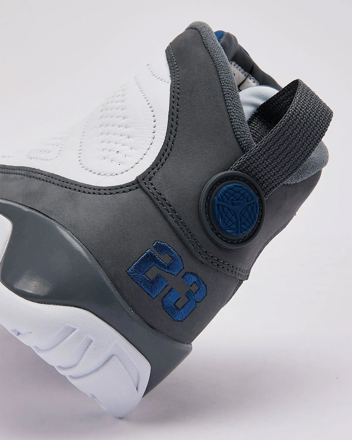 La Air Jordan 9 « Flint Grey » signe son grand retour après 24 ans d’absence