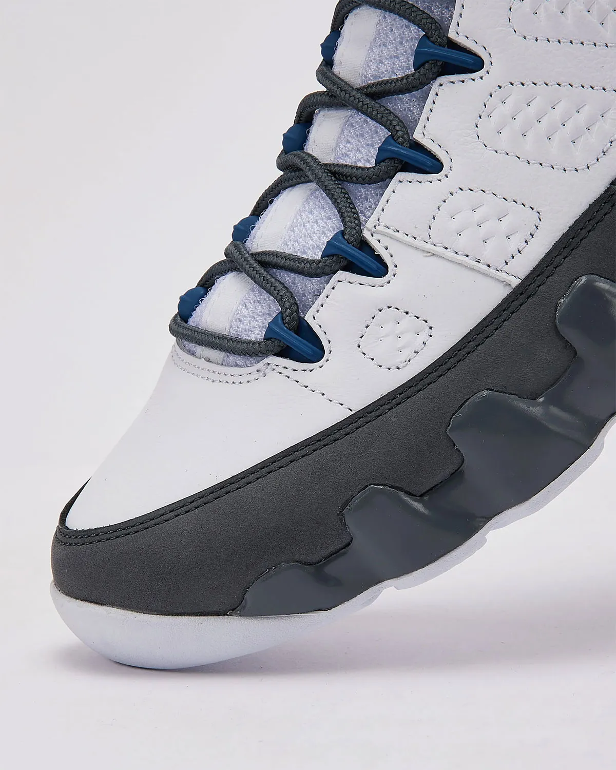 La Air Jordan 9 « Flint Grey » signe son grand retour après 24 ans d’absence