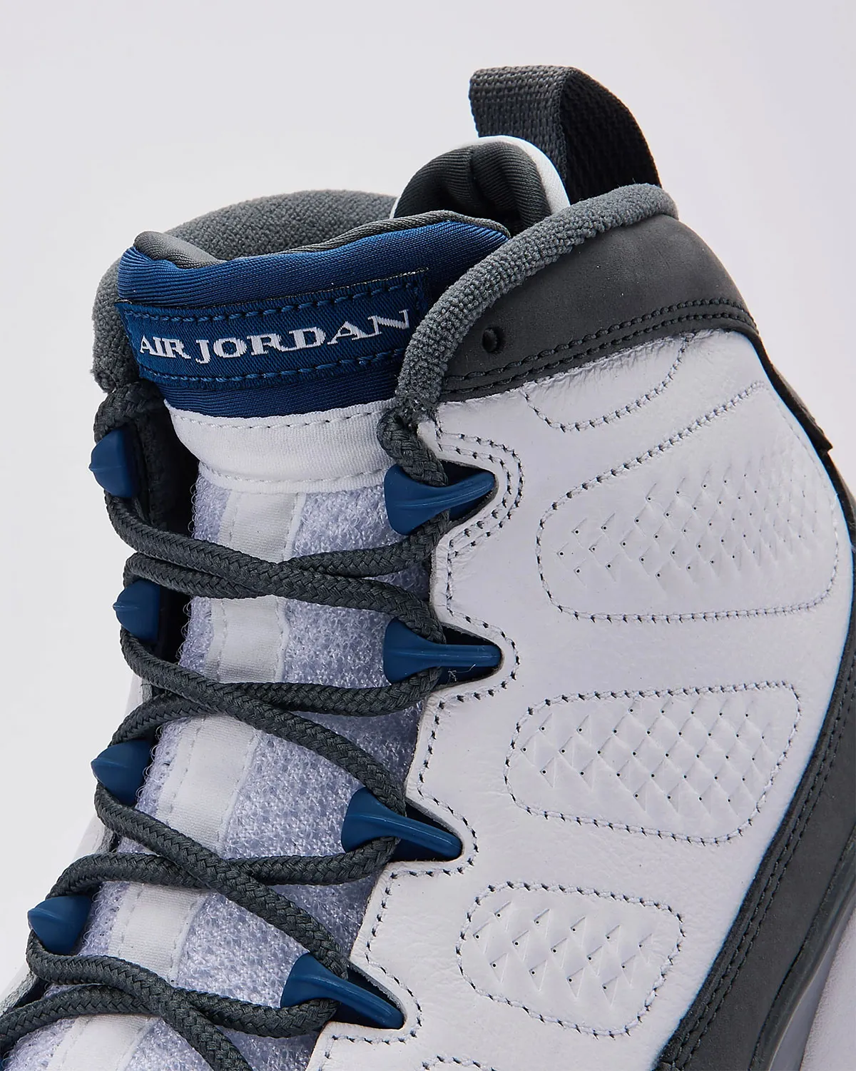 La Air Jordan 9 « Flint Grey » signe son grand retour après 24 ans d’absence