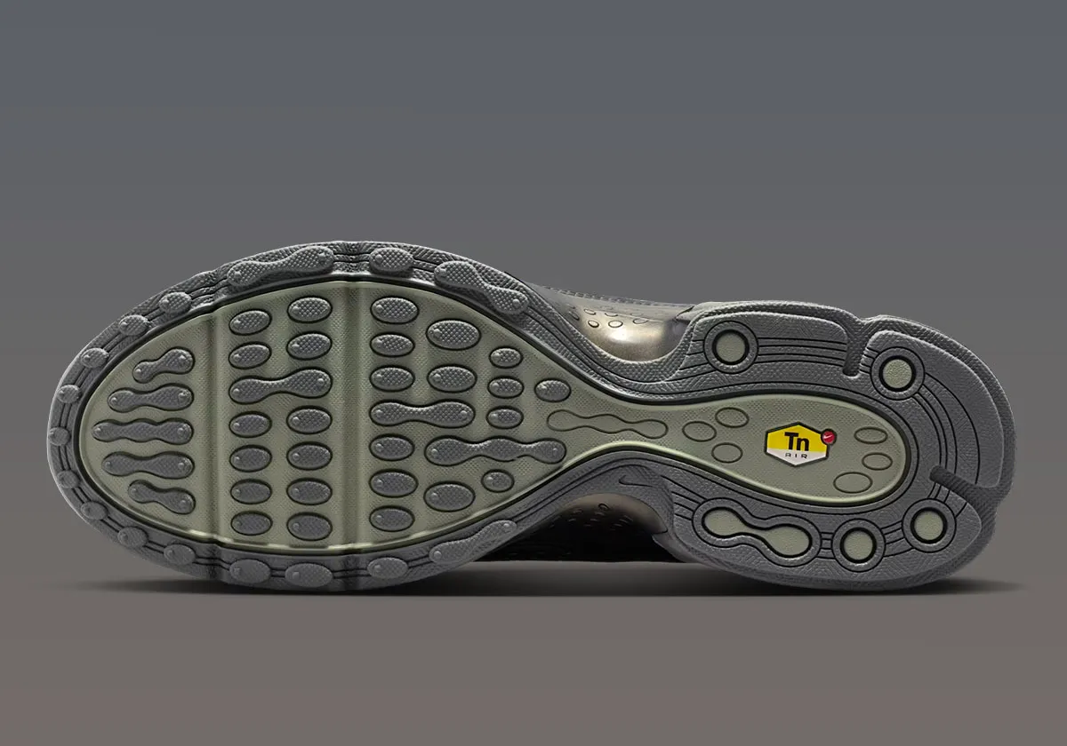 Nike Air Max Plus VII « Iron Grey/Smoke Grey » : le retour inattendu d’un modèle oublié depuis 20 ans