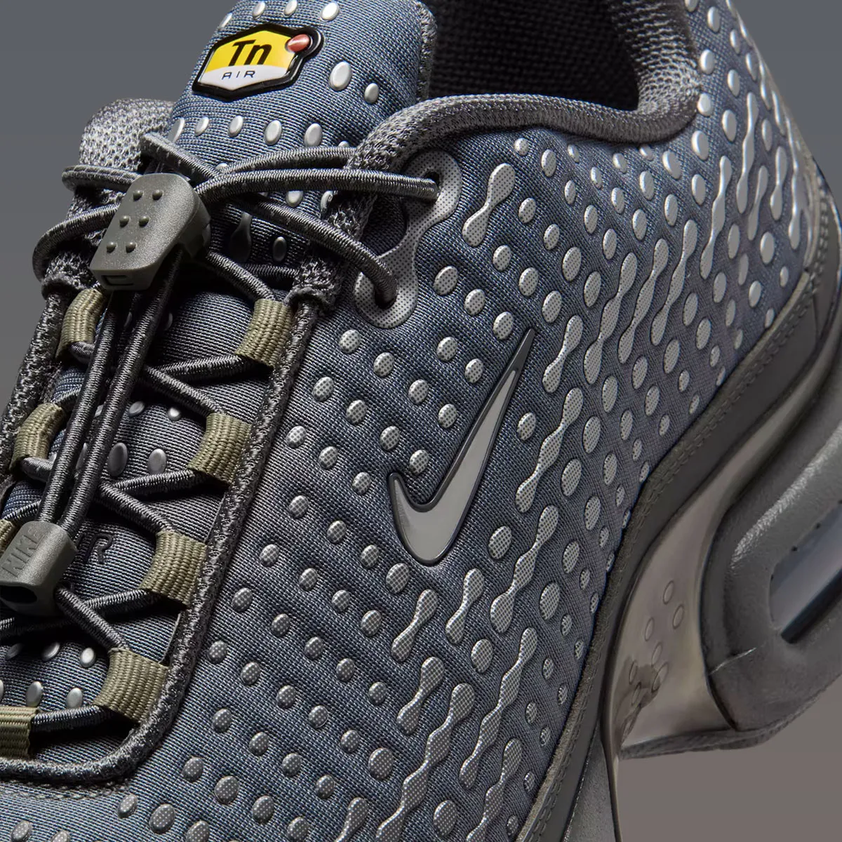 Nike Air Max Plus VII « Iron Grey/Smoke Grey » : le retour inattendu d’un modèle oublié depuis 20 ans