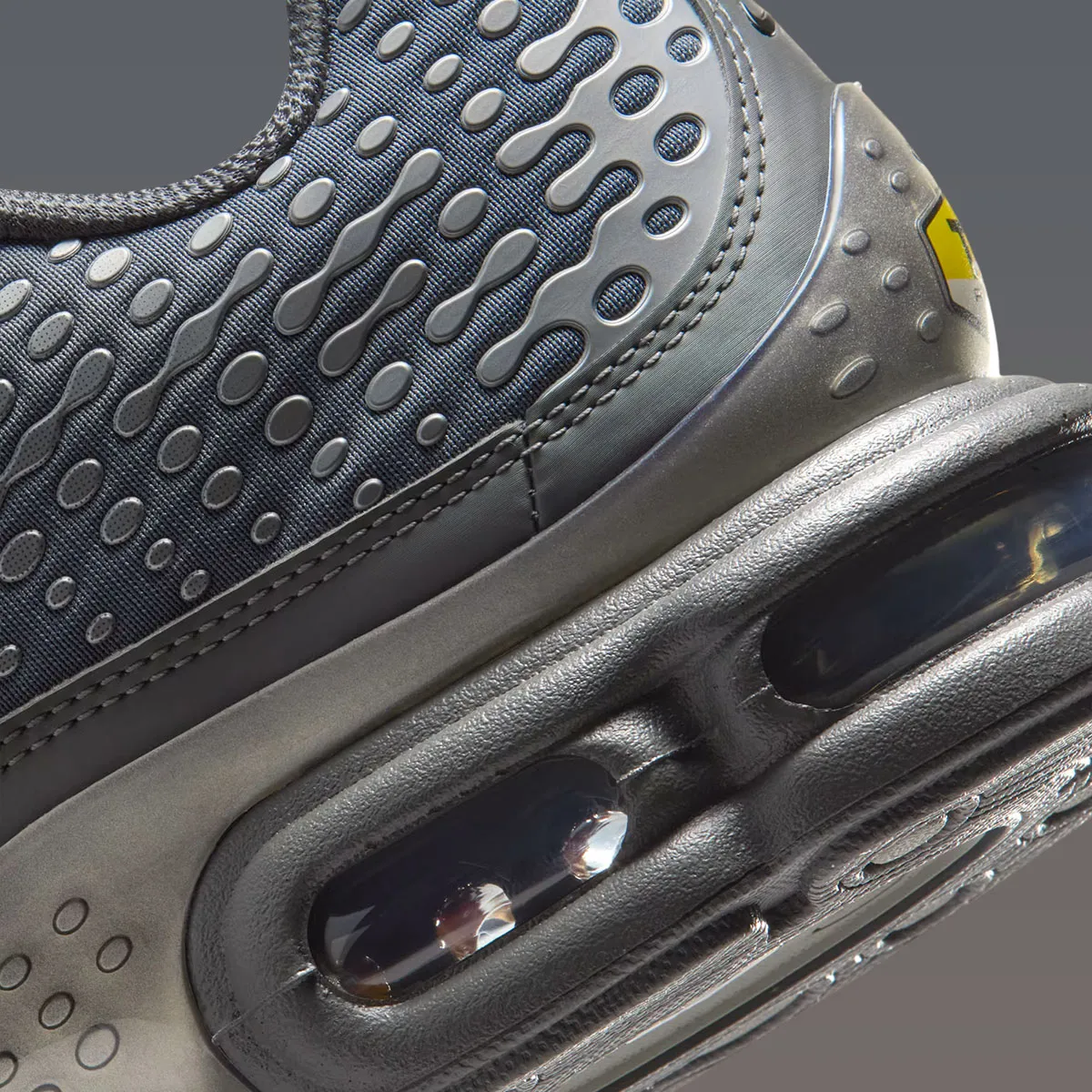 Nike Air Max Plus VII « Iron Grey/Smoke Grey » : le retour inattendu d’un modèle oublié depuis 20 ans