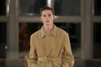 Quand AURALEE allège l’hiver 2026 : la poésie masculine selon Ryota Iwai