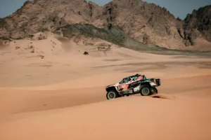 Dakar 2026 – Étape 2 à AlUla : Daniel Sanders reprend la main, Toyota signe un quintuplé historique au Dakar