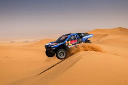 Dakar 2026 – Étape 7 : Luciano Benavides frappe fort, Sanders résiste, Ekström se rapproche
