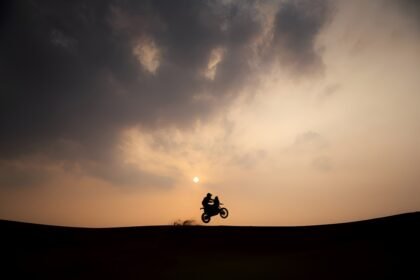 Dakar 2026 – Étape 10 : la chute de Daniel Sanders relance totalement la course