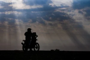 Dakar 2026 – Étape 11 : Howes enfin victorieux, Ekström domine et Brabec bluffe