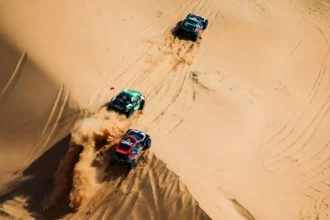 Mi-parcours du Dakar 2026 : Sanders et Al-Attiyah devant, mais fragiles