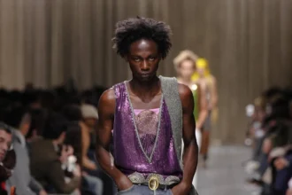 Dior Men automne 2026 : Jonathan Anderson réinvente le tailleur à l’ombre de Paul Poiret