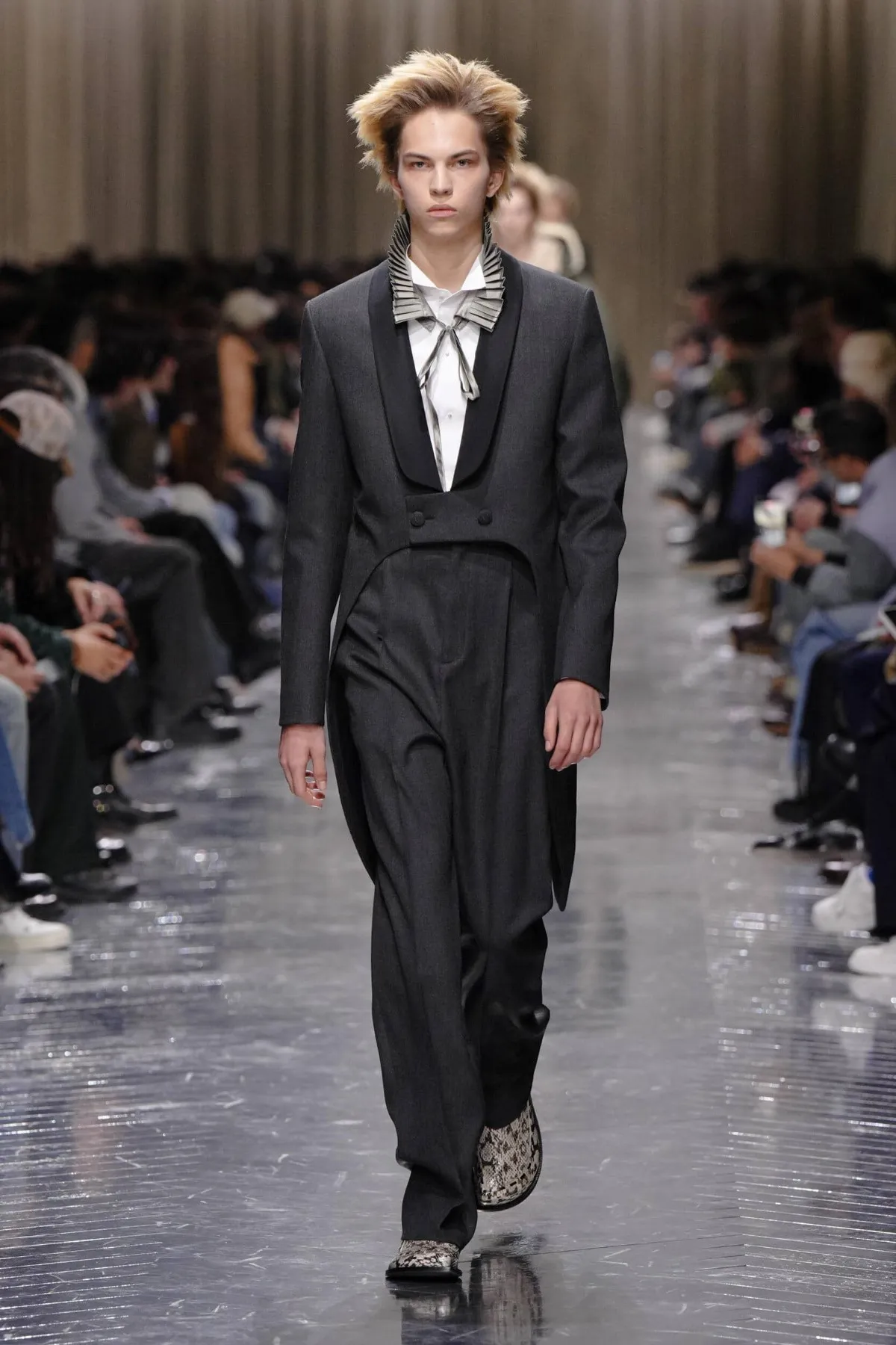 Dior Men automne 2026 : Jonathan Anderson réinvente le tailleur à l’ombre de Paul Poiret