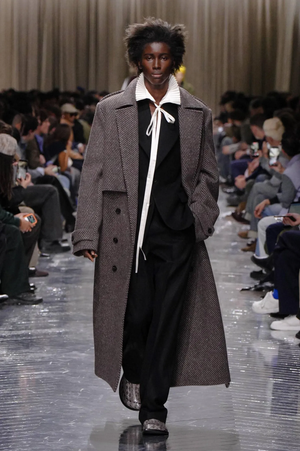 Dior Men automne 2026 : Jonathan Anderson réinvente le tailleur à l’ombre de Paul Poiret
