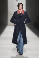 Dries Van Noten automne 2026 : Julian Klausner affirme une masculinité en construction