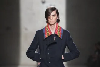 Dries Van Noten automne 2026 : Julian Klausner affirme une masculinité en construction