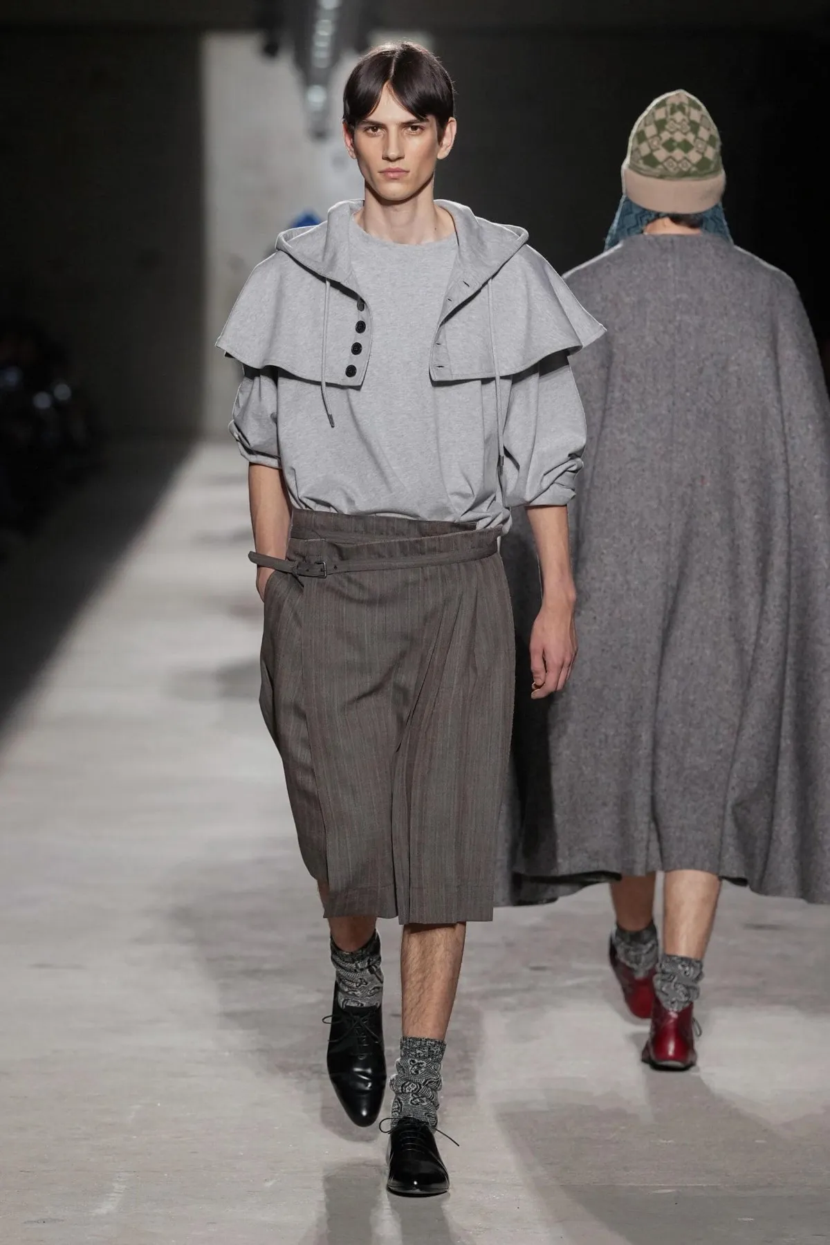 Dries Van Noten automne 2026 : Julian Klausner affirme une masculinité en construction