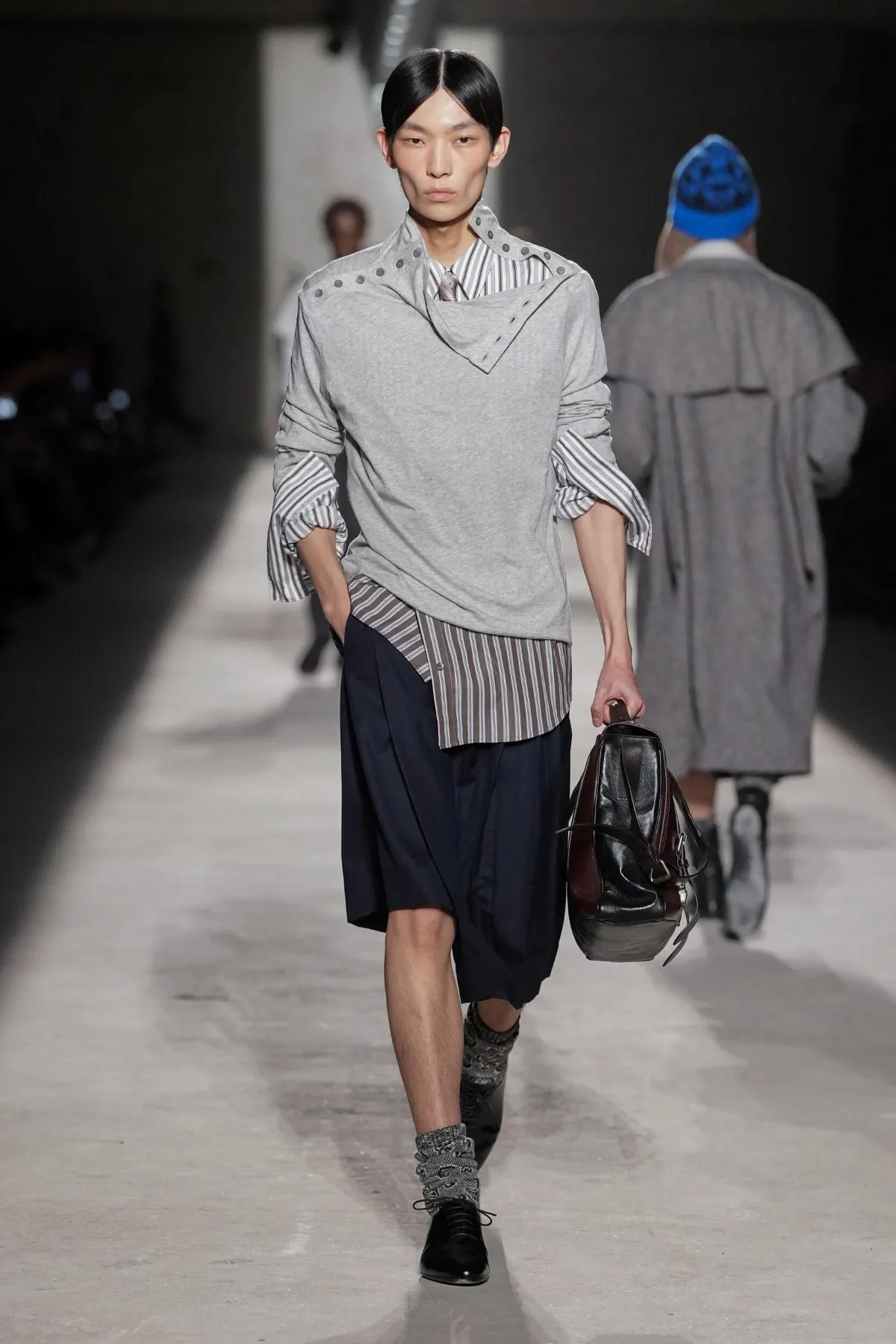 Dries Van Noten automne 2026 : Julian Klausner affirme une masculinité en construction