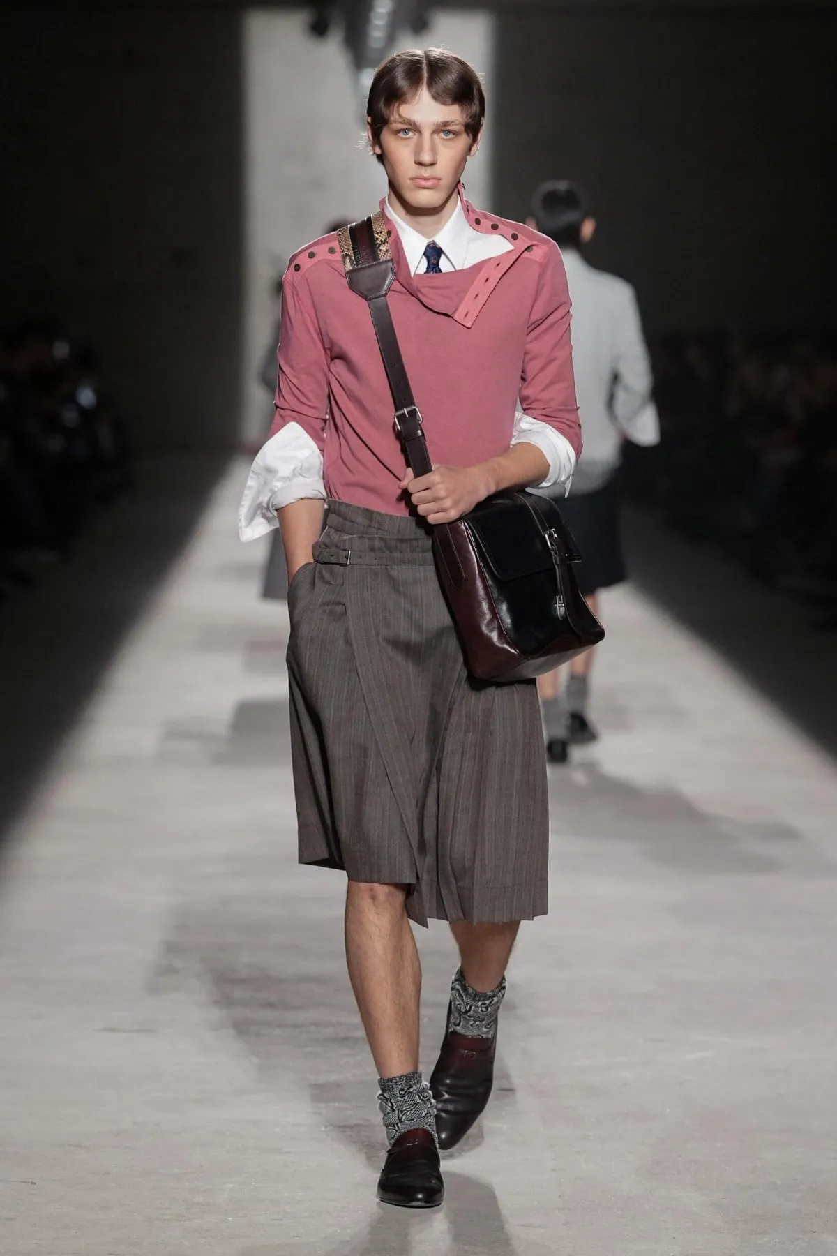 Dries Van Noten automne 2026 : Julian Klausner affirme une masculinité en construction