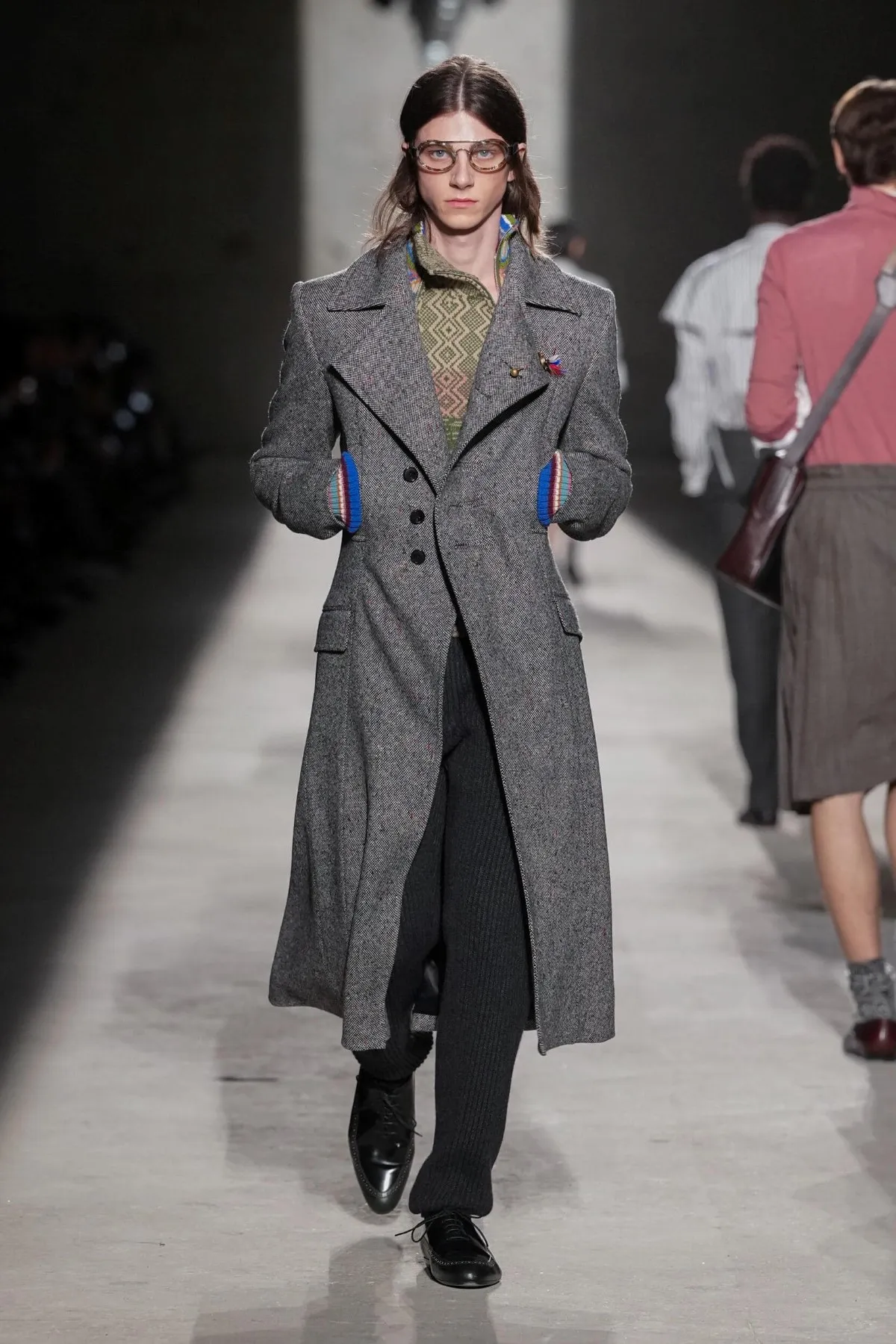 Dries Van Noten automne 2026 : Julian Klausner affirme une masculinité en construction